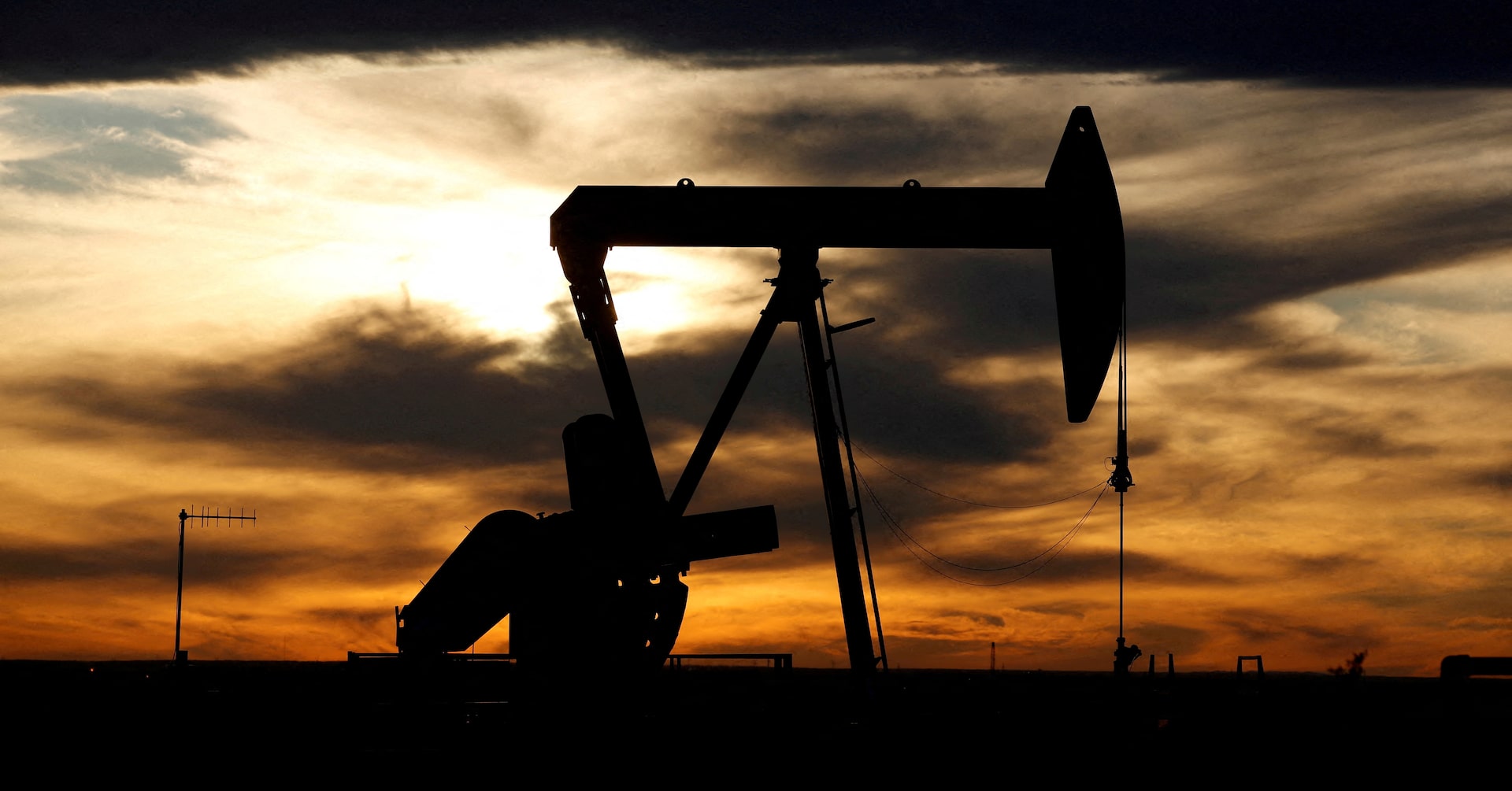 Oil Prices Surge 2% to Three-Week High Amid Sanction Prospects