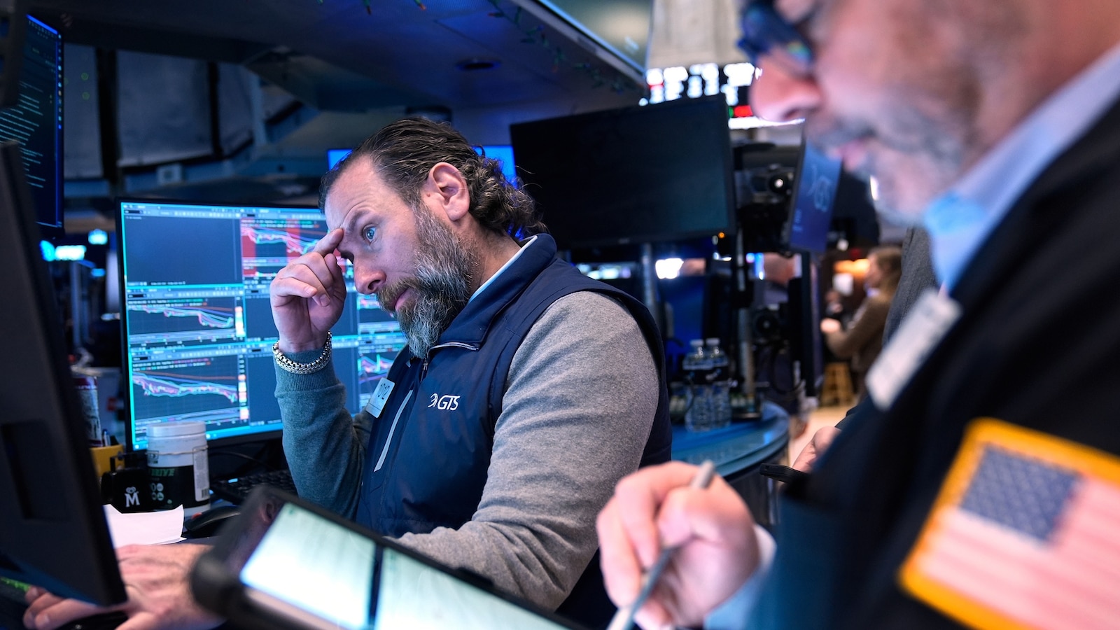 Dow Plunges 700 Points as Oil Tops $100 Amid Iran Strait Crisis